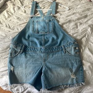 I’m selling these light wash overalls because they just don’t fit me right.